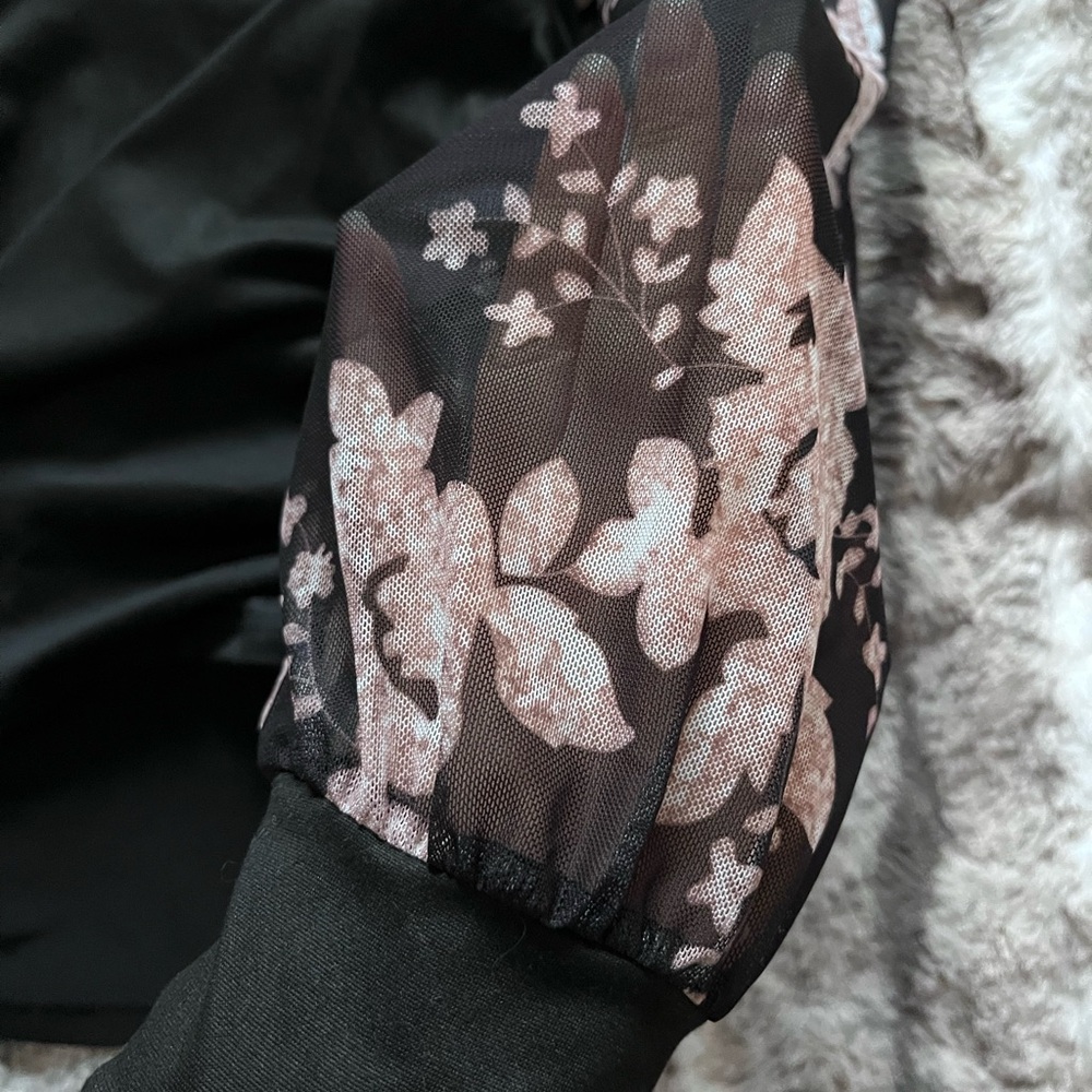 SOLD ⚜️5 for $20 ⚜️ Floral Mesh Sleeve Top - Picture 2 of 4